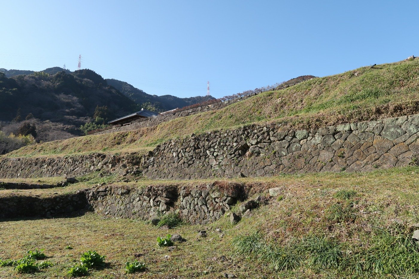 石垣を多用した三段の曲輪