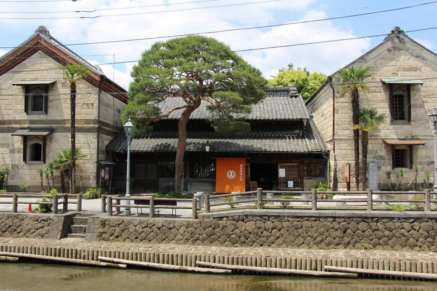 主屋を挟む両側の石造りの蔵が対称の位置にあり、独特の景観