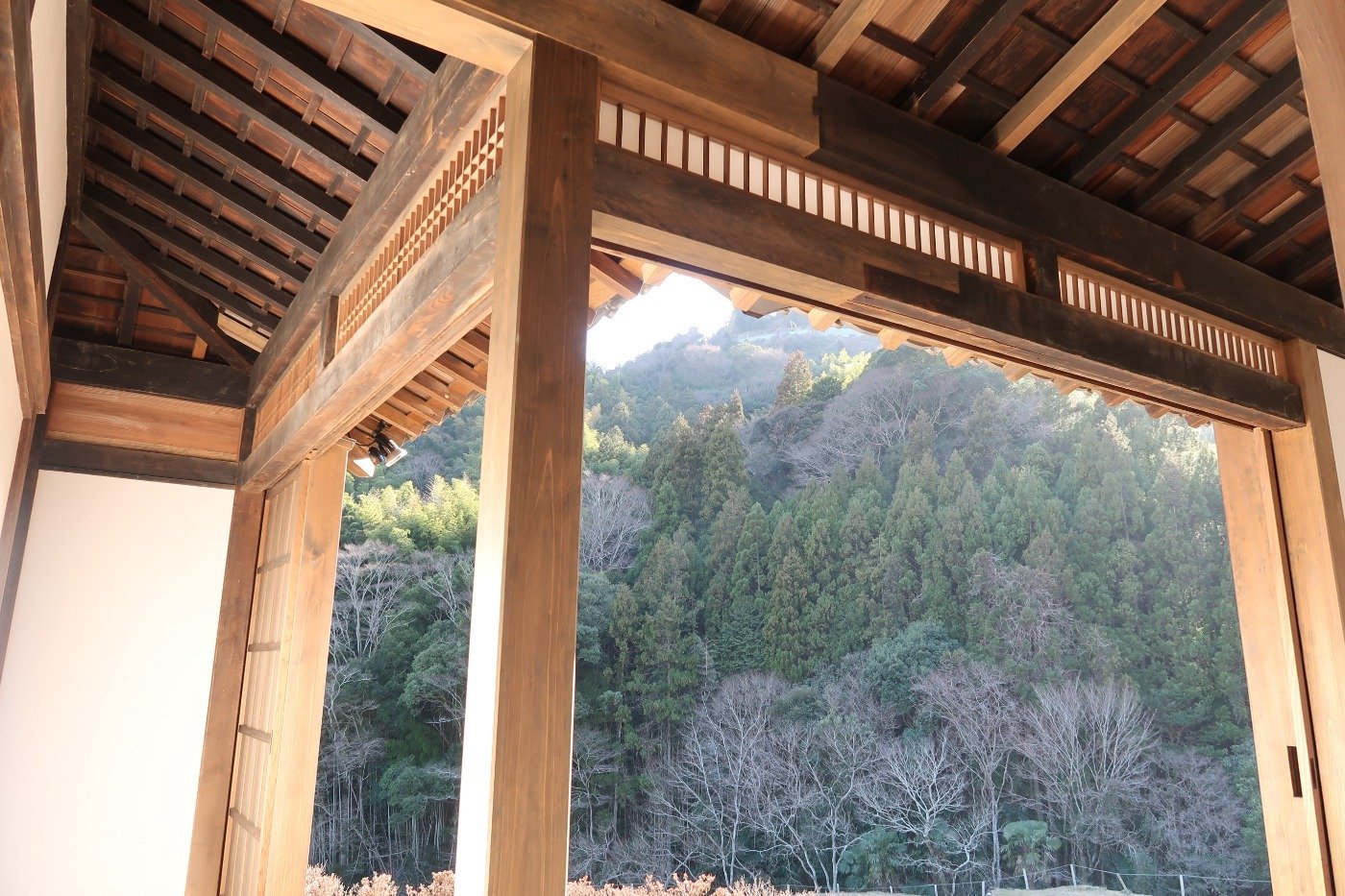 縁側から望む山の景色