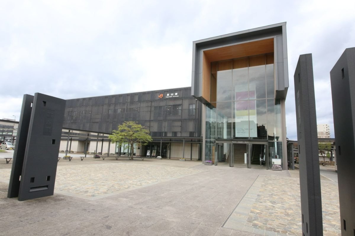 バスターミナルは駅の階段を下りて左へすぐ