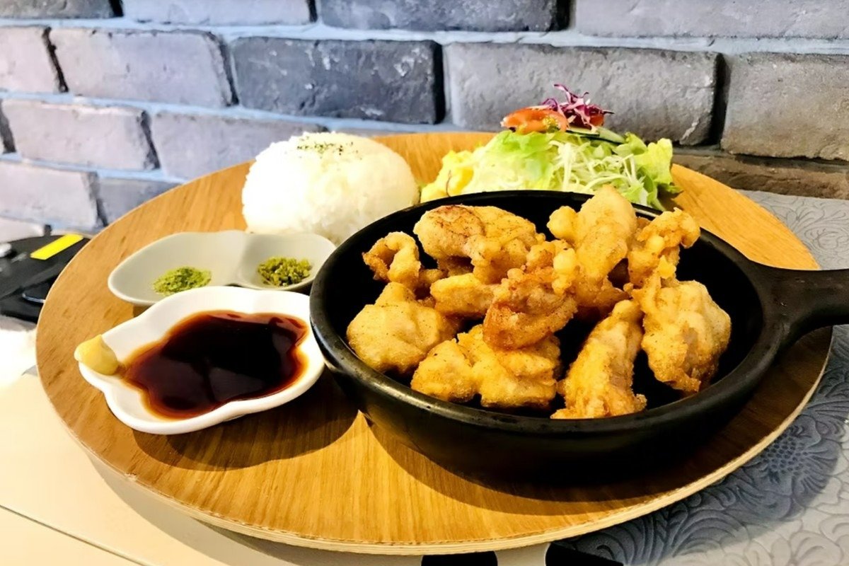 大分名物の「とり天プレート」はドリンク付きで1530円～