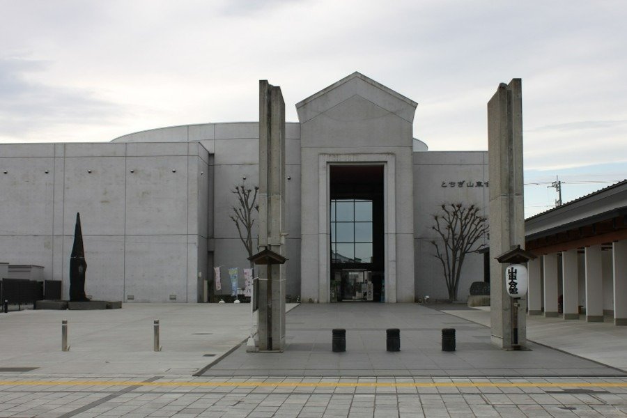 蔵の街大通り沿いに立地。一年を通して祭りの息吹を伝えています