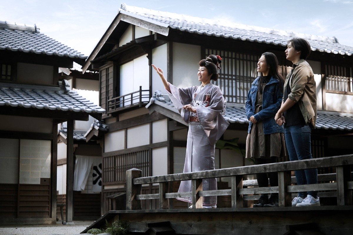 町娘などに扮したガイドが見どころを紹介します