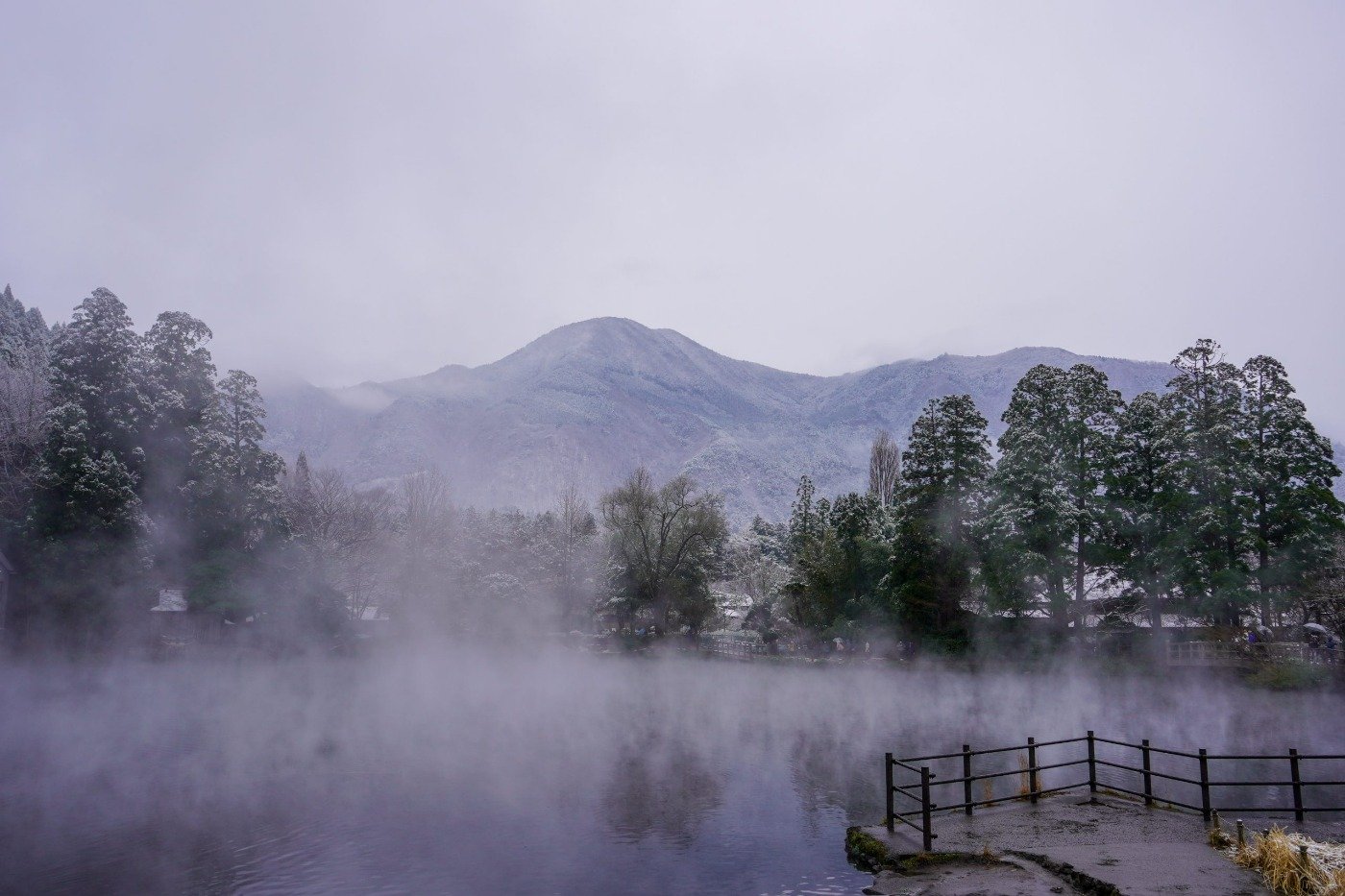 秋から冬の冷え込んだ日の早朝に見られる金鱗湖の朝霧
