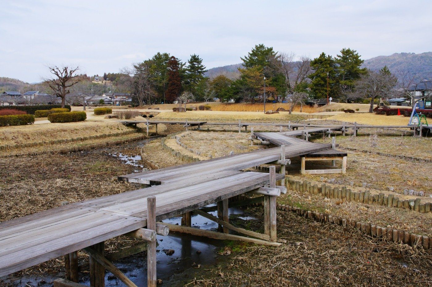 蓮池のむこうに本丸
