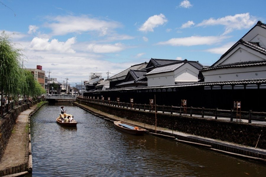 川沿いには江戸時代を思わせる蔵造りの建物が並んでいます