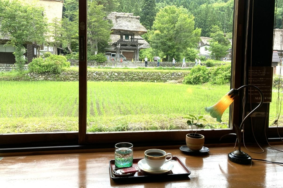 店内から眺める明善寺。「ブレンドコーヒー」600円
