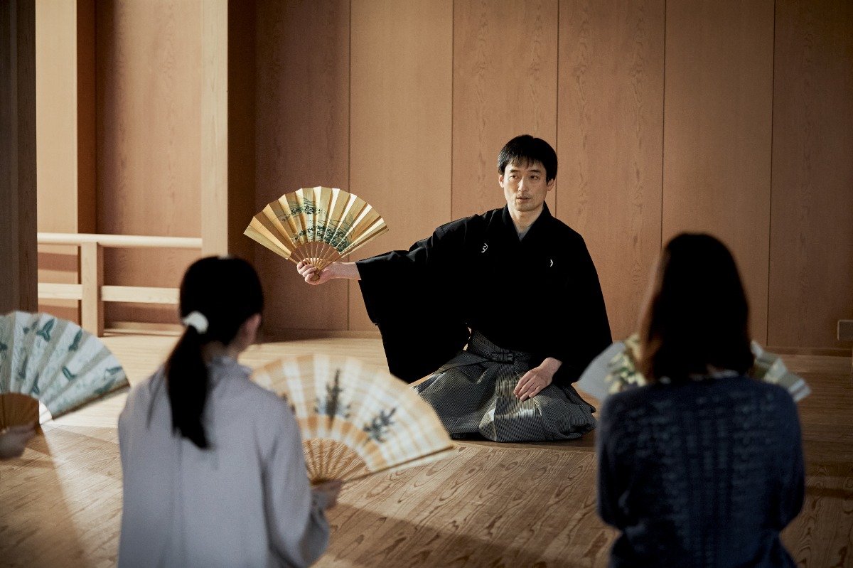 狂言の所作について学び、先生による一場面の実演を鑑賞