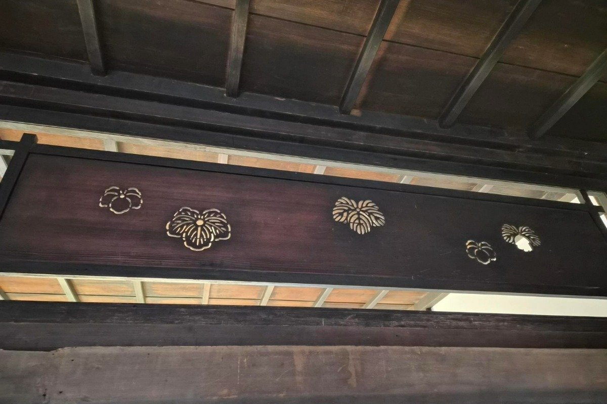 次の間に残る蔦文の欄間