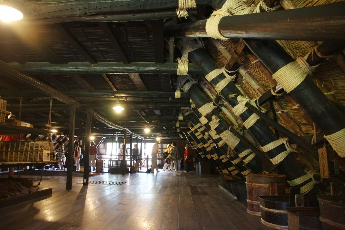 2階にはかつて使われていた養蚕用具も展示