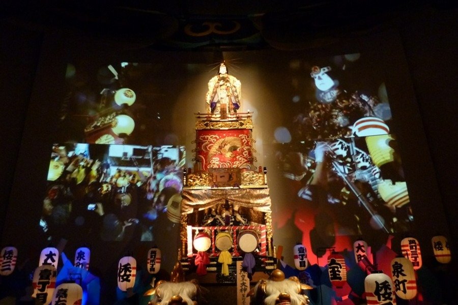 県指定有形民俗文化財の山車（だし）の保存も兼ねて展示