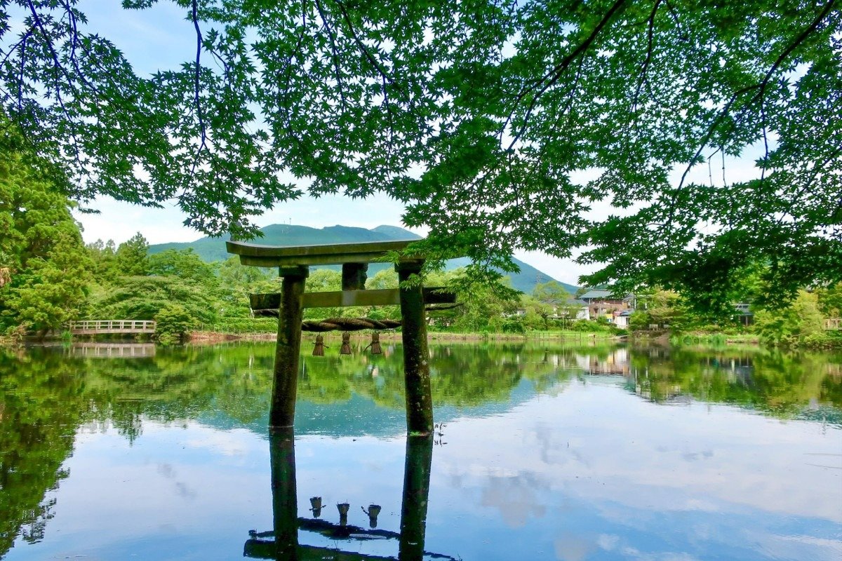 金鱗湖の南東に佇（たたず）む、湖に浮かぶ天祖神社の鳥居