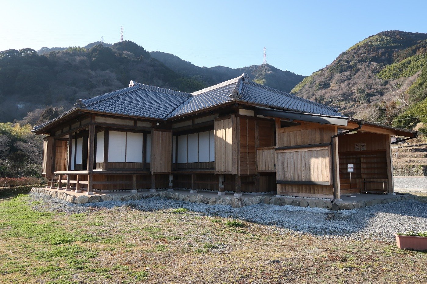 元の場所へ移築復原された静かな政務の空間