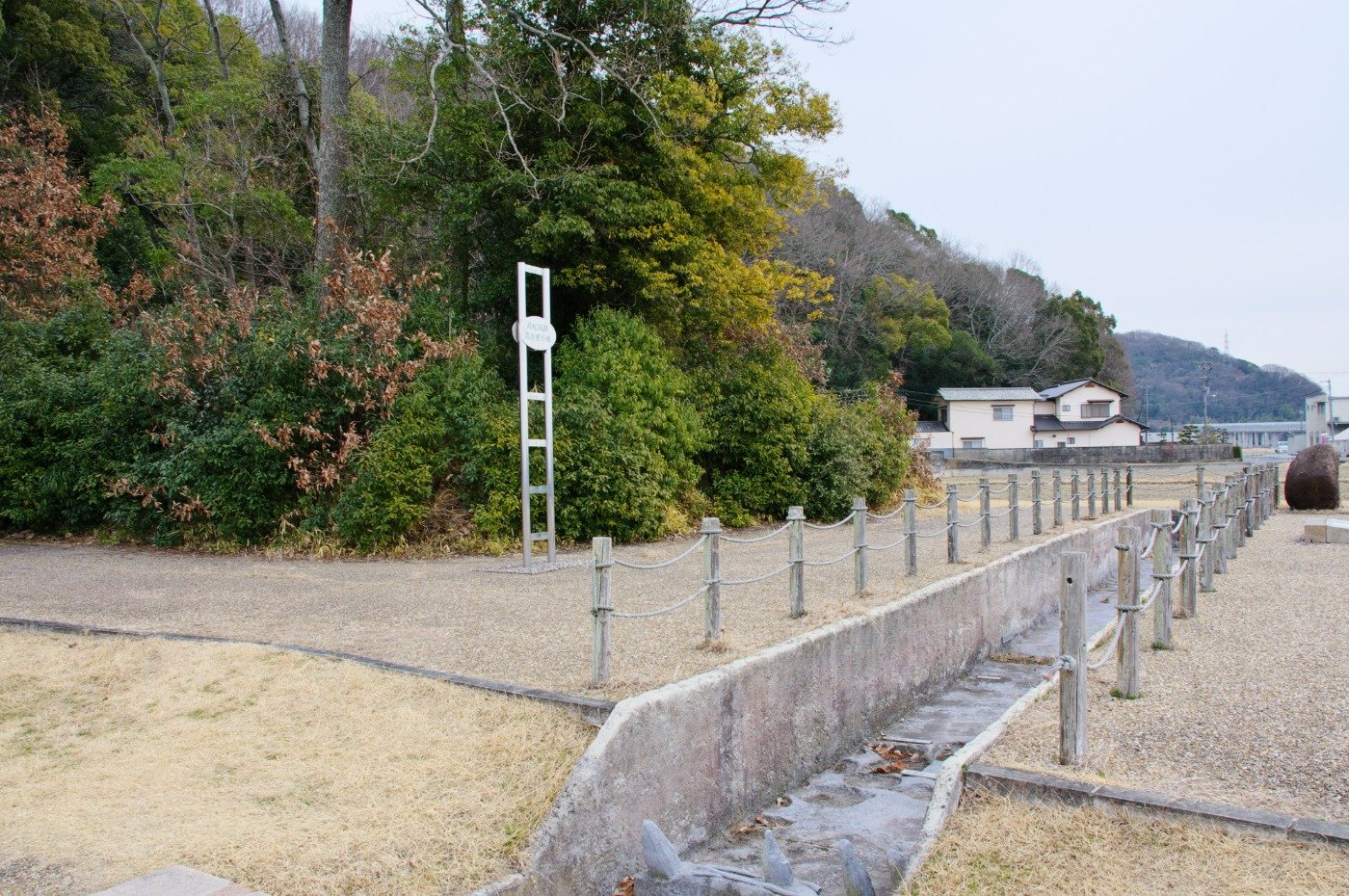 蛙ケ鼻（かわずがはな）。左の雑木林が堤跡。右奥に秀長の陣があった鼓山