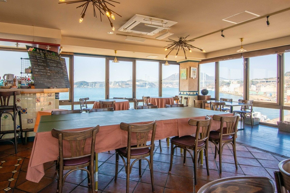 三面ガラス張りの大きな窓から関門海峡や門司港を一望