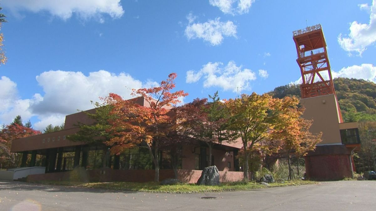 北炭夕張新鉱の立坑を模した櫓（やぐら）が目印