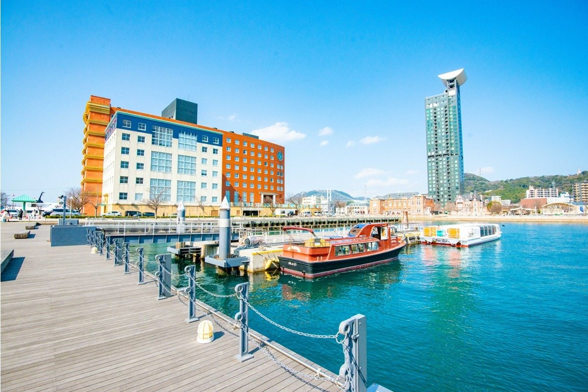 関門海峡を船上から見学できるクルーズ船が運航