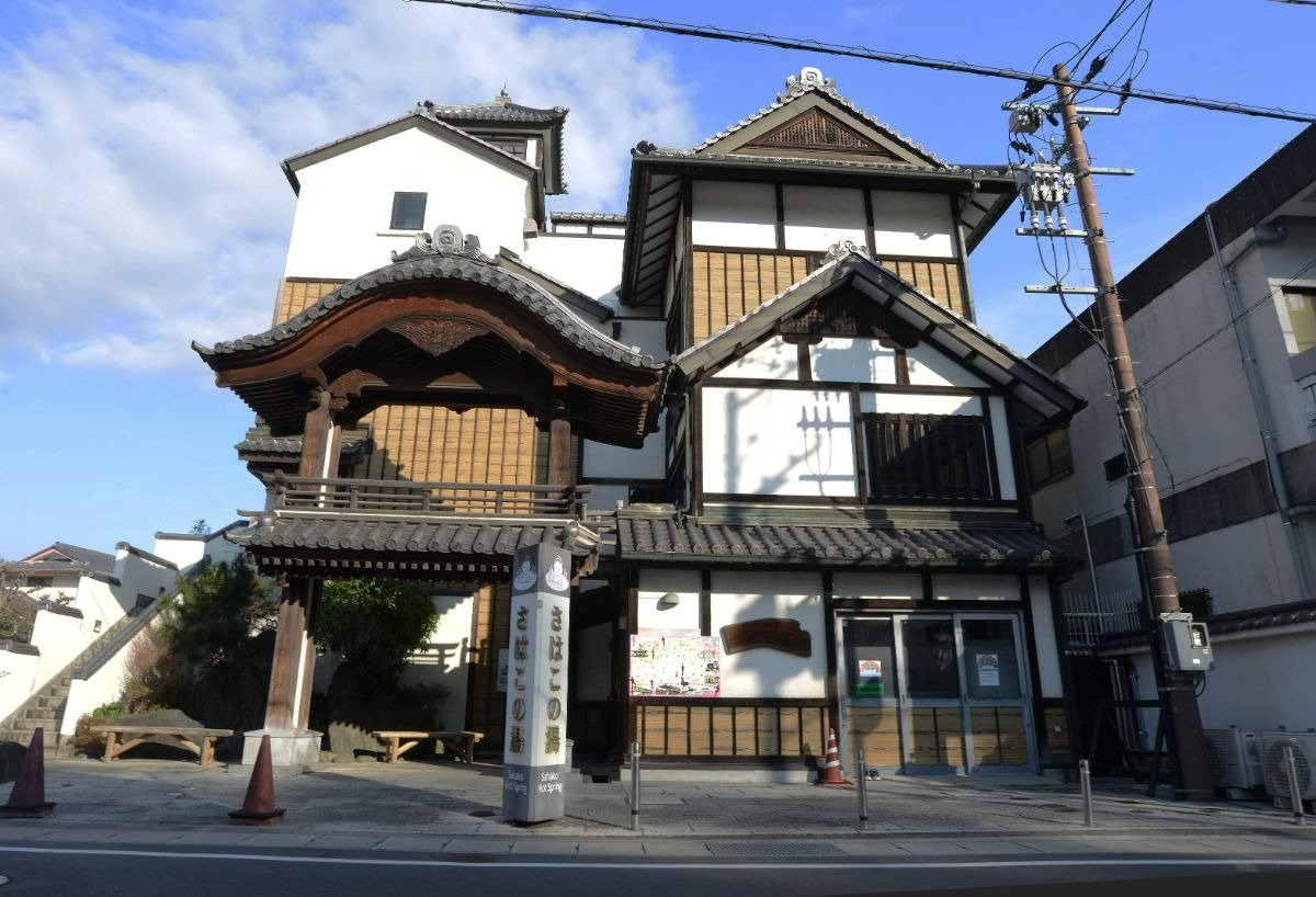 温泉街でひときわ目立つ火の見櫓のような建物
