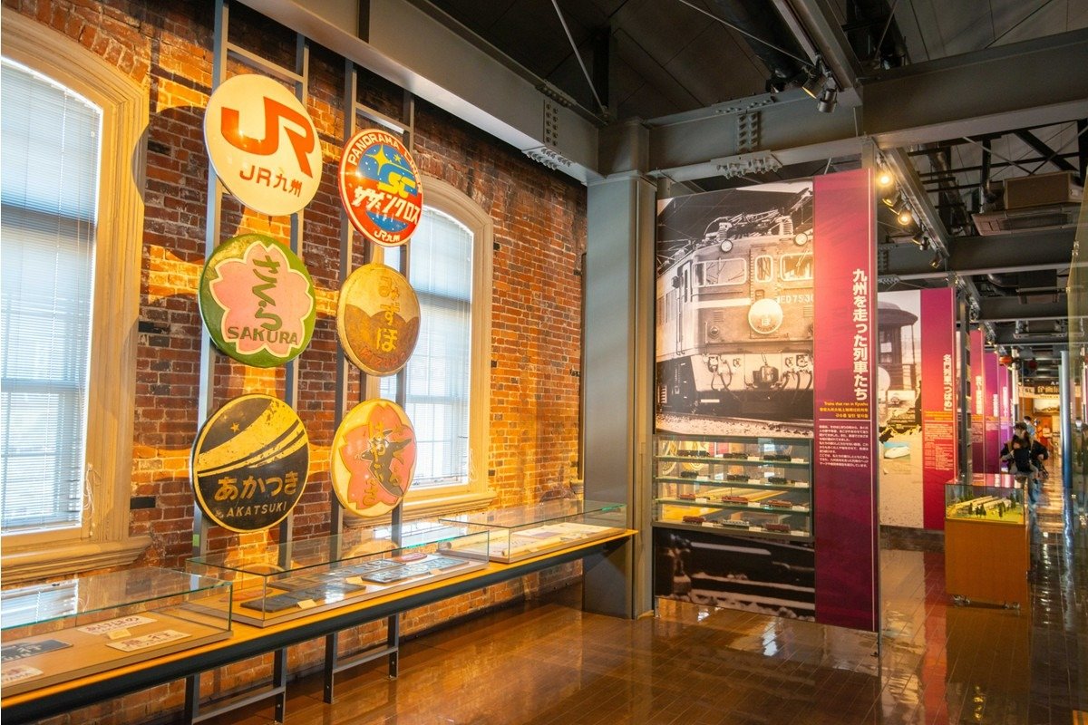 名列車のヘッドマークなど、貴重な鉄道関連の資料を展示