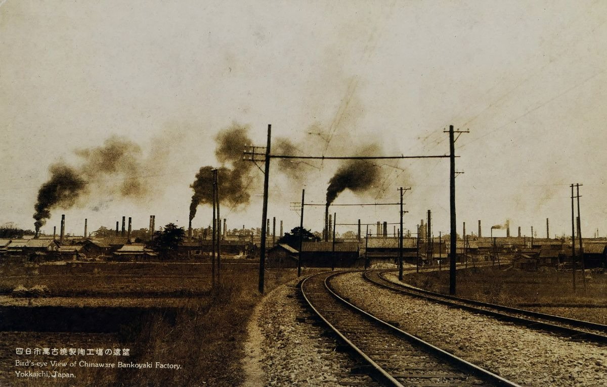 窯元の煙突が林立する昭和中頃の四日市　写真／四日市市立博物館提供
