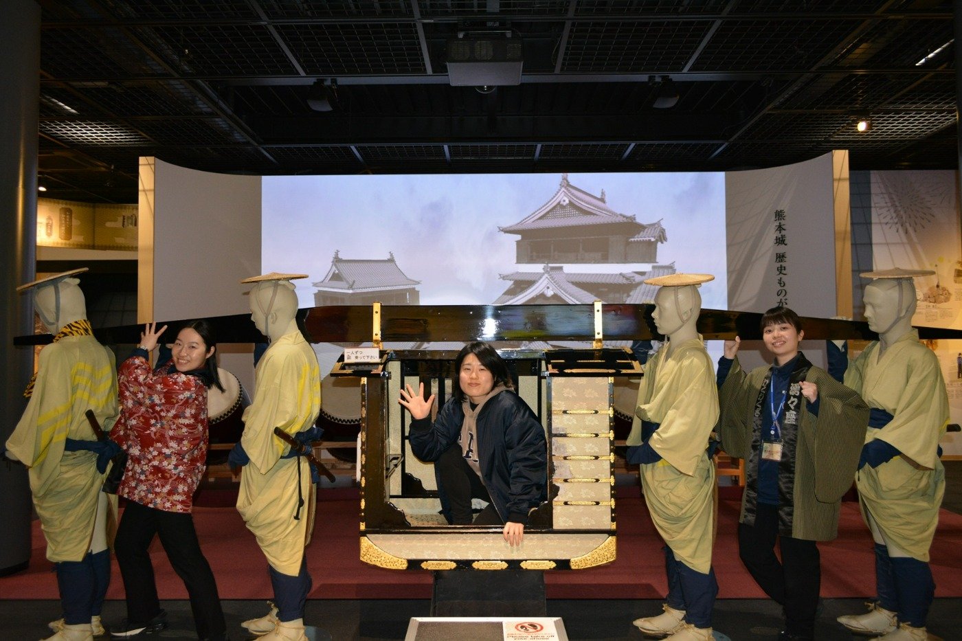 「駕籠（かご）体験」。大きさや乗り心地を体感できます
