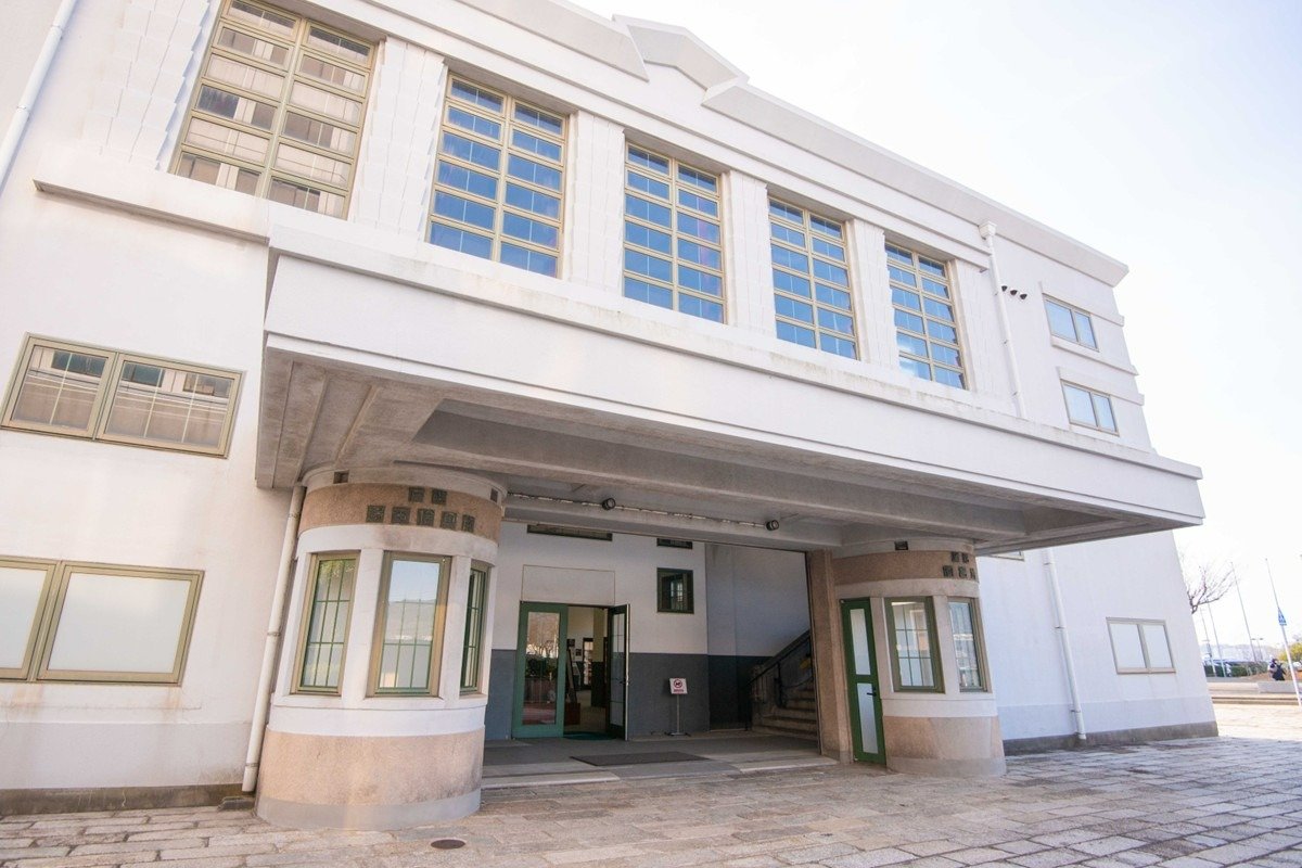 半円形に飛び出した監視室など、アール・デコ様式の建築が特徴