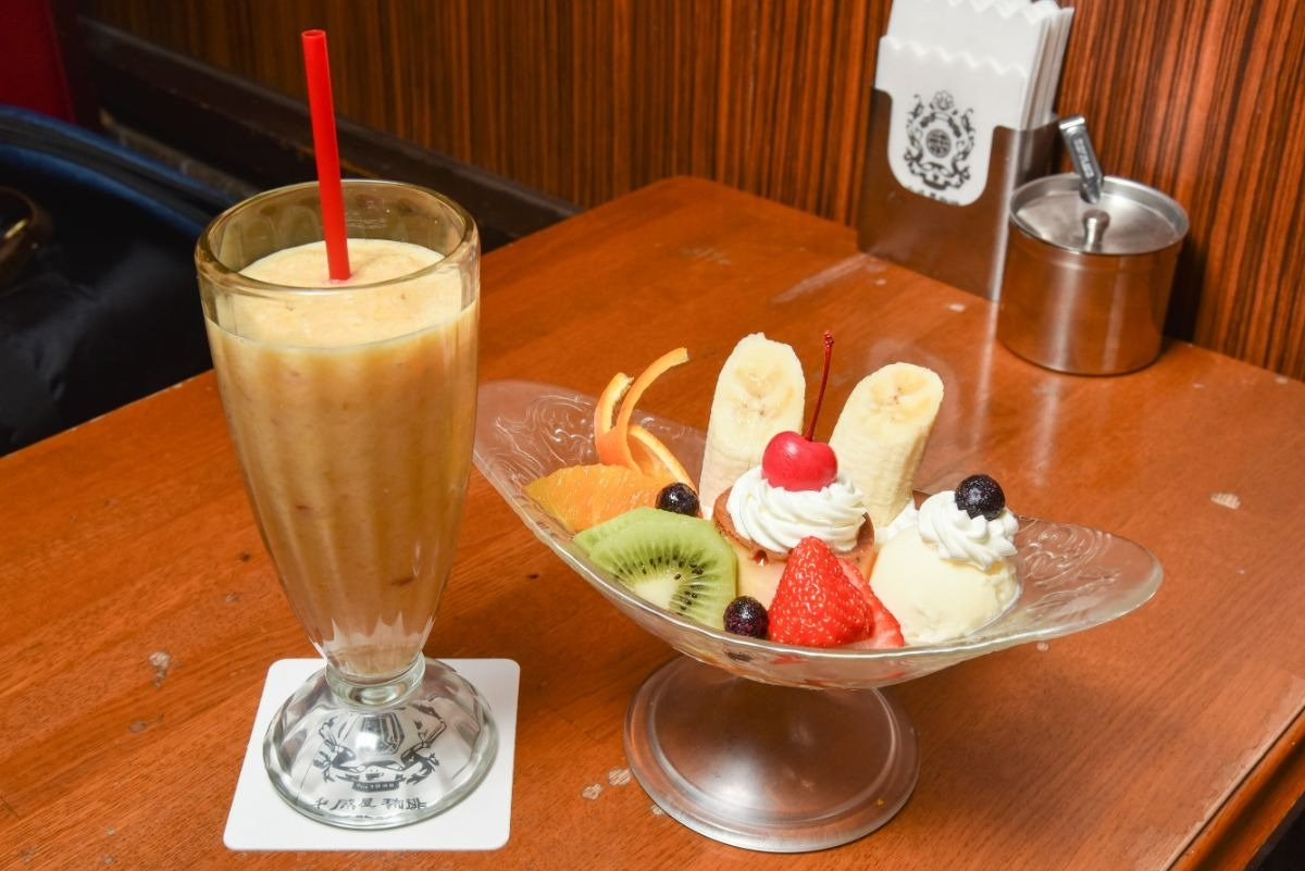 「ミックスジュース」750円（写真左）、「プリンアラモード」980円（写真右）