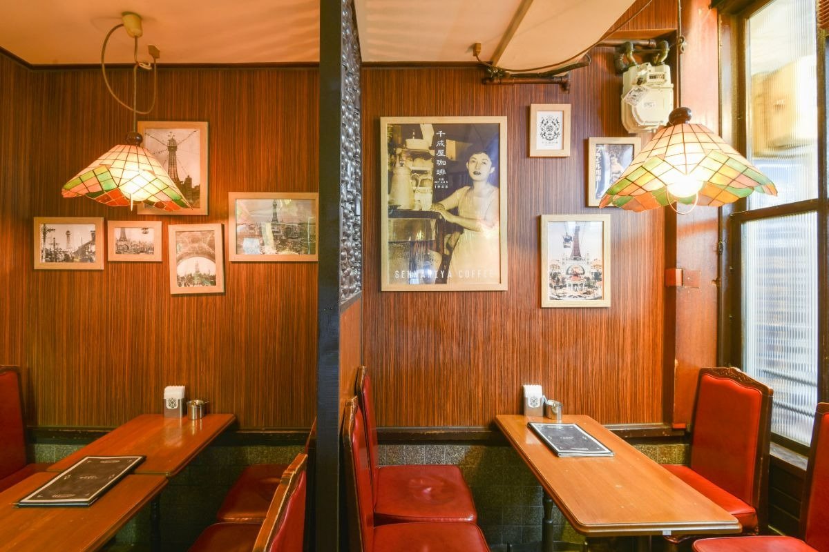 レトロな店内。ポスターの写真は初代店主の娘さん