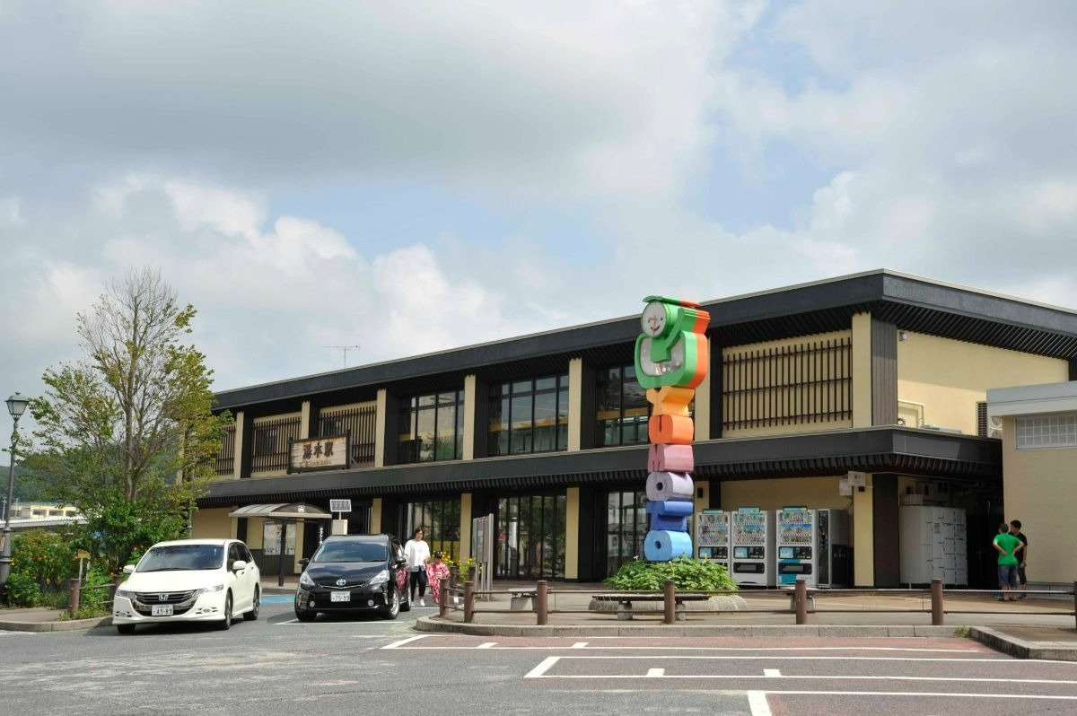 木を多用し、レトロ感を演出した駅舎