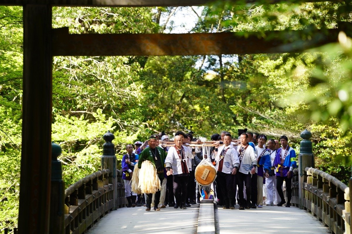 別宮の風日祈宮へは、肩持ちで風祈祈宮橋を渡ります