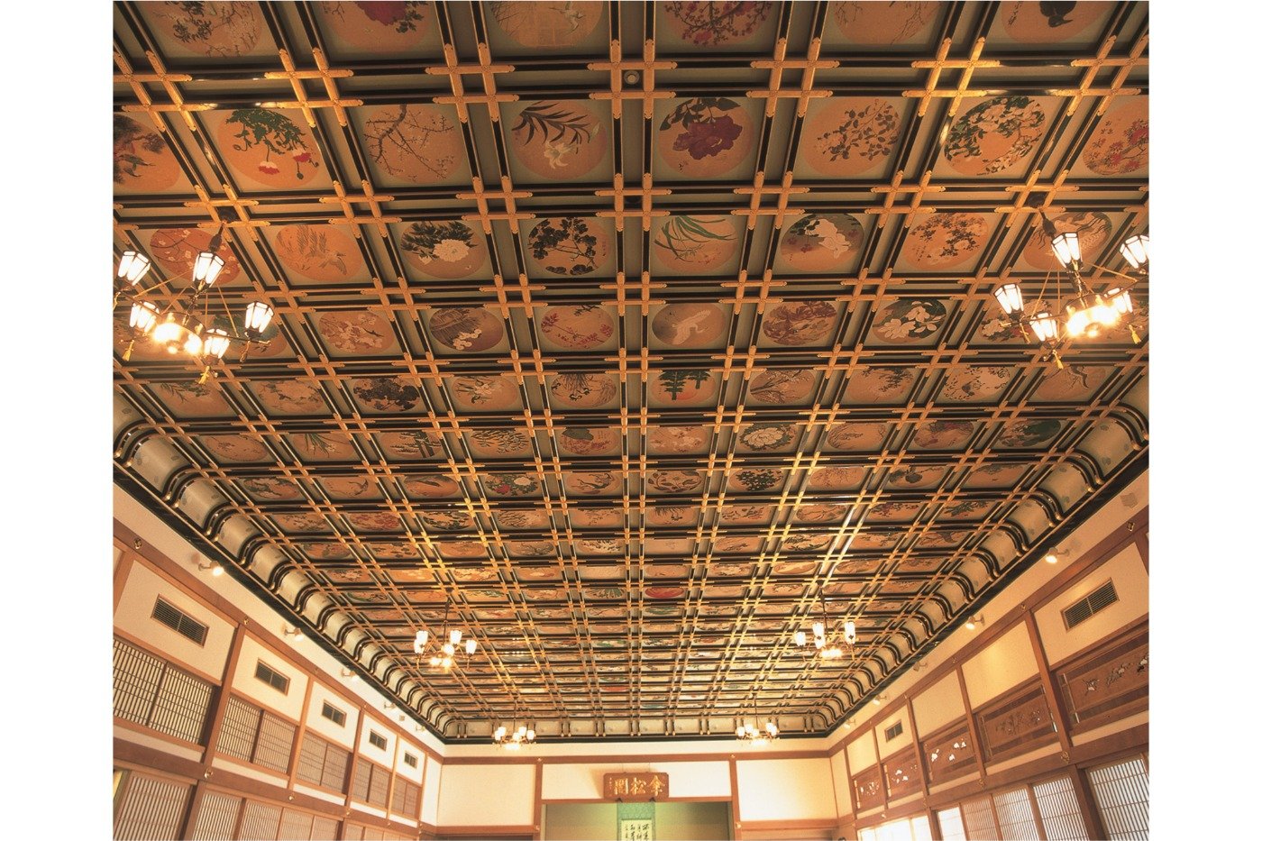 1995年再建の傘松閣。天井画がみごと