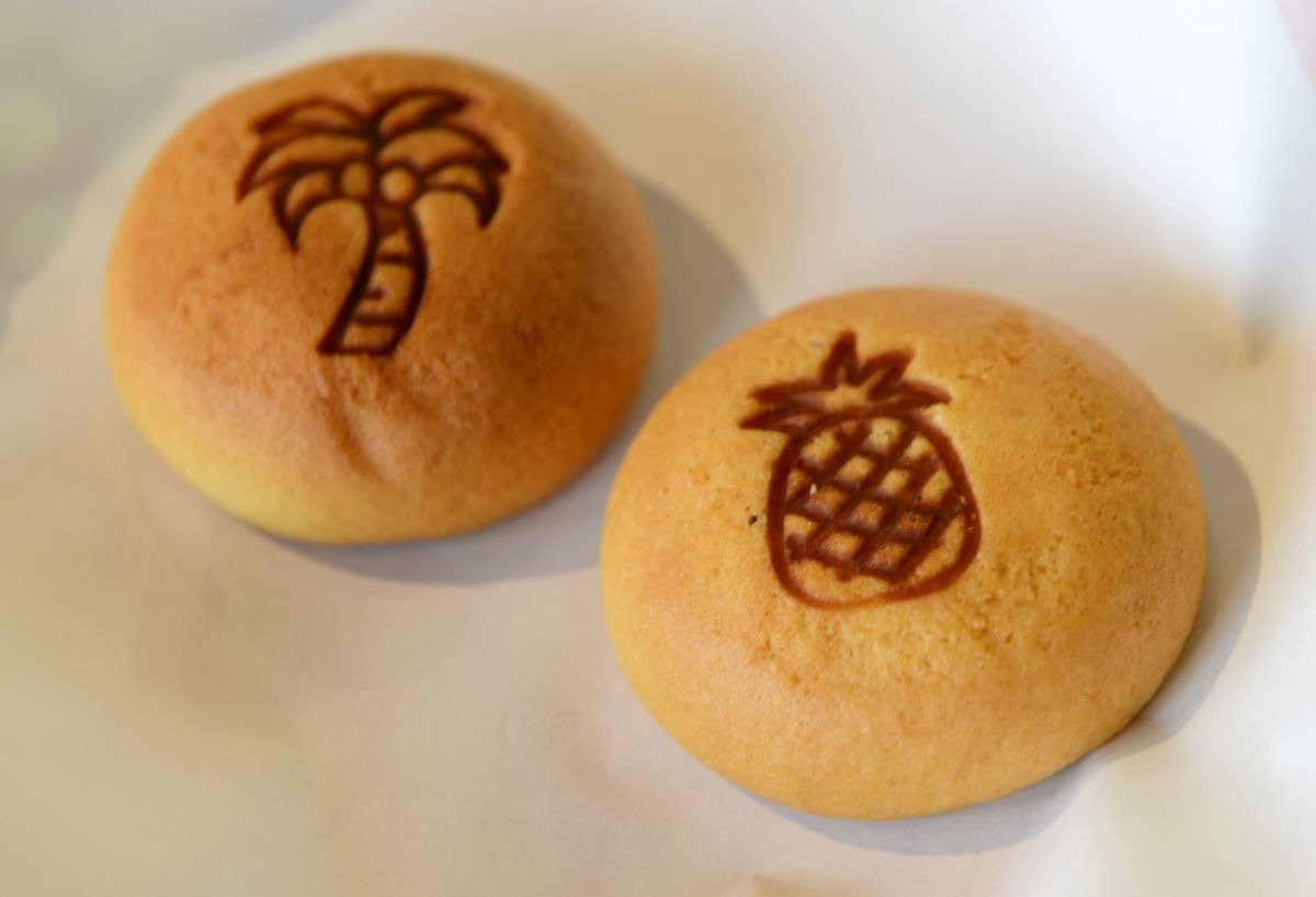 パイナップルとヤシの木の印がかわいい「フラまん」