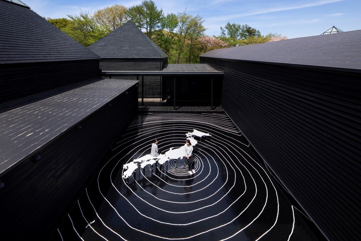 鈴木康弘《日本列島のベンチ》2014/2021 ミクストメディア ©Yasuhiro Suzuki 撮影：木暮伸也