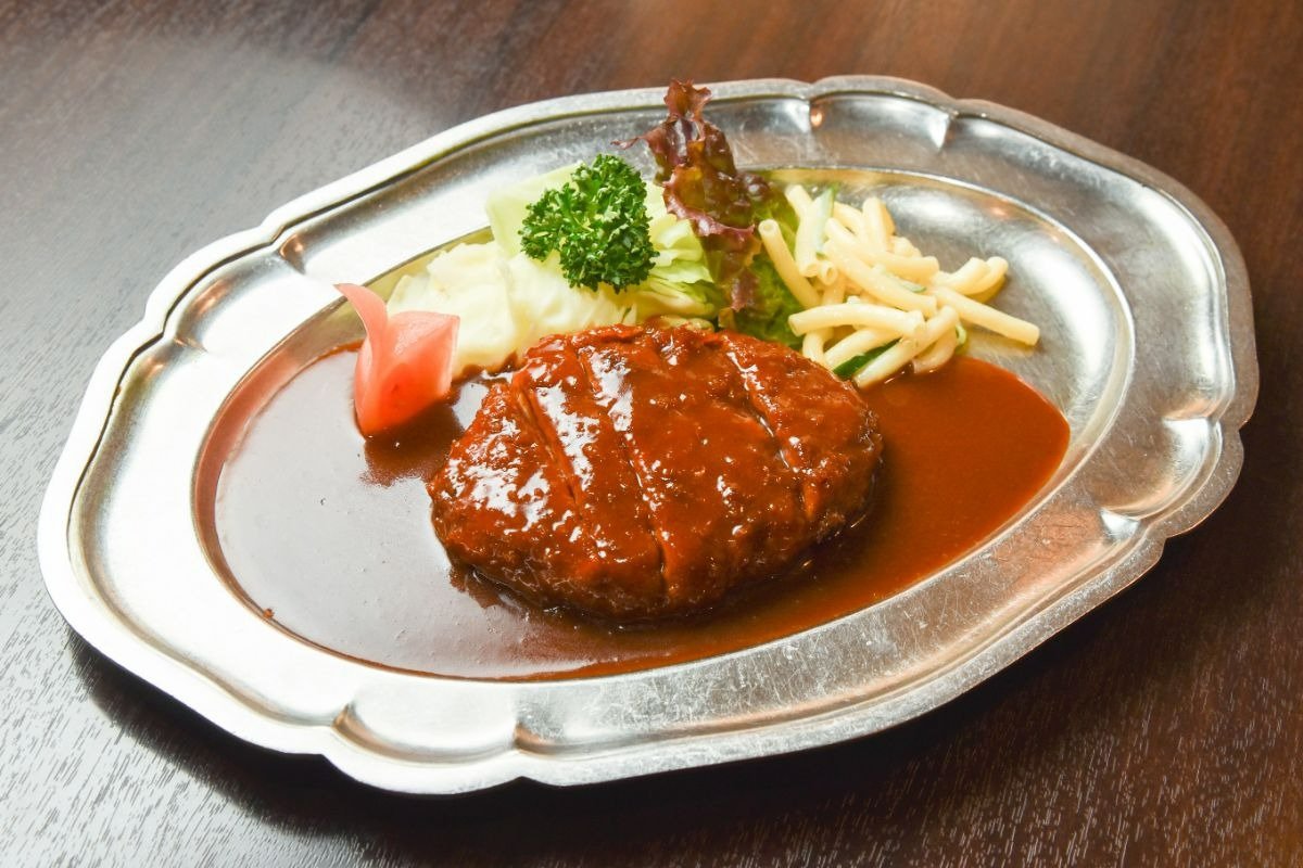 「ヘレカツカレー煮込み」2500円。ライスは250円