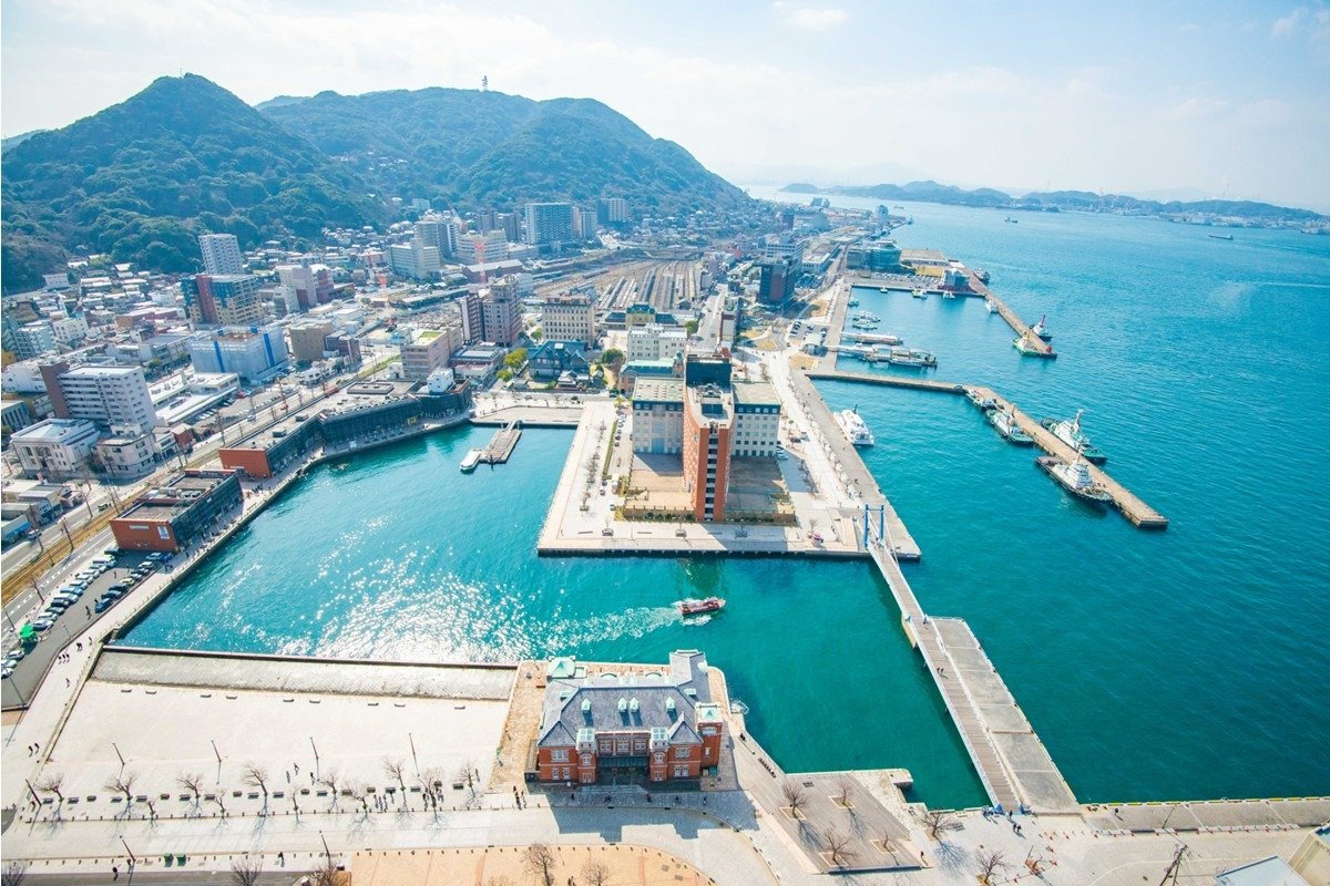 「門司港レトロ展望室」から第一船だまりや旧門司税関などを眼下に一望