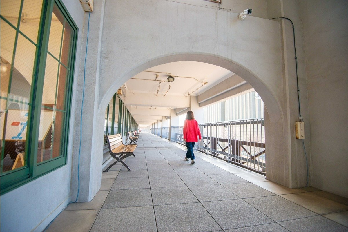 2階の旧デッキ・「コリドー」は人気の撮影スポット