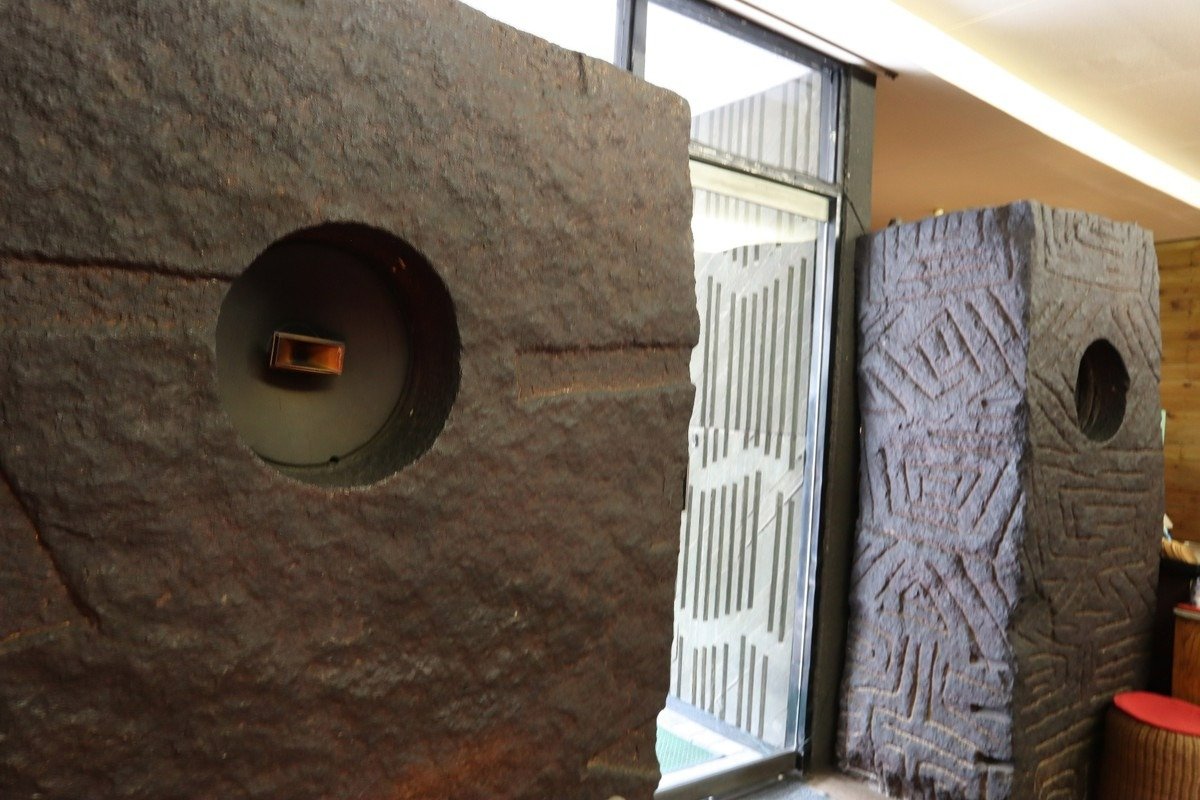 約3トンもの庵治（あじ）石をくり抜いた、唯一無二のスピーカー