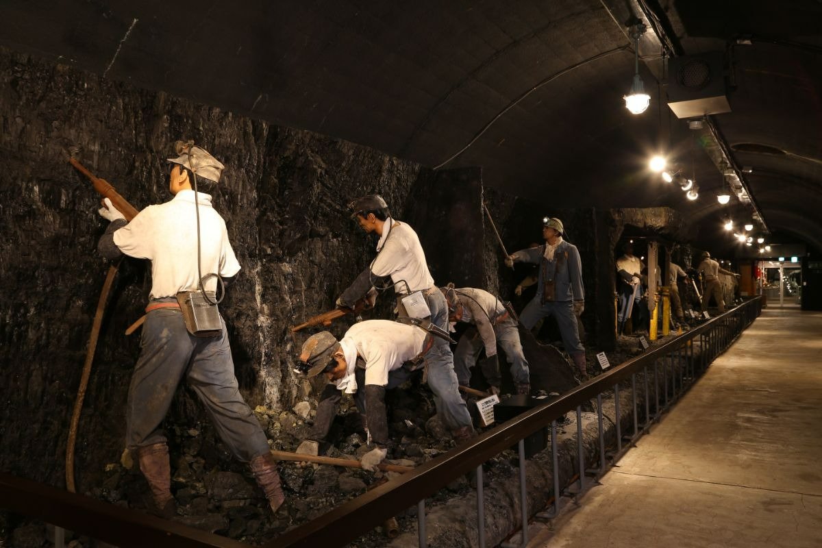 採炭作業する様子を再現した展示