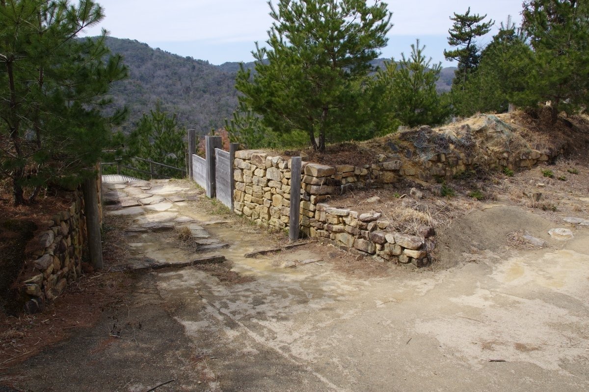 北門。当時の石垣が残る