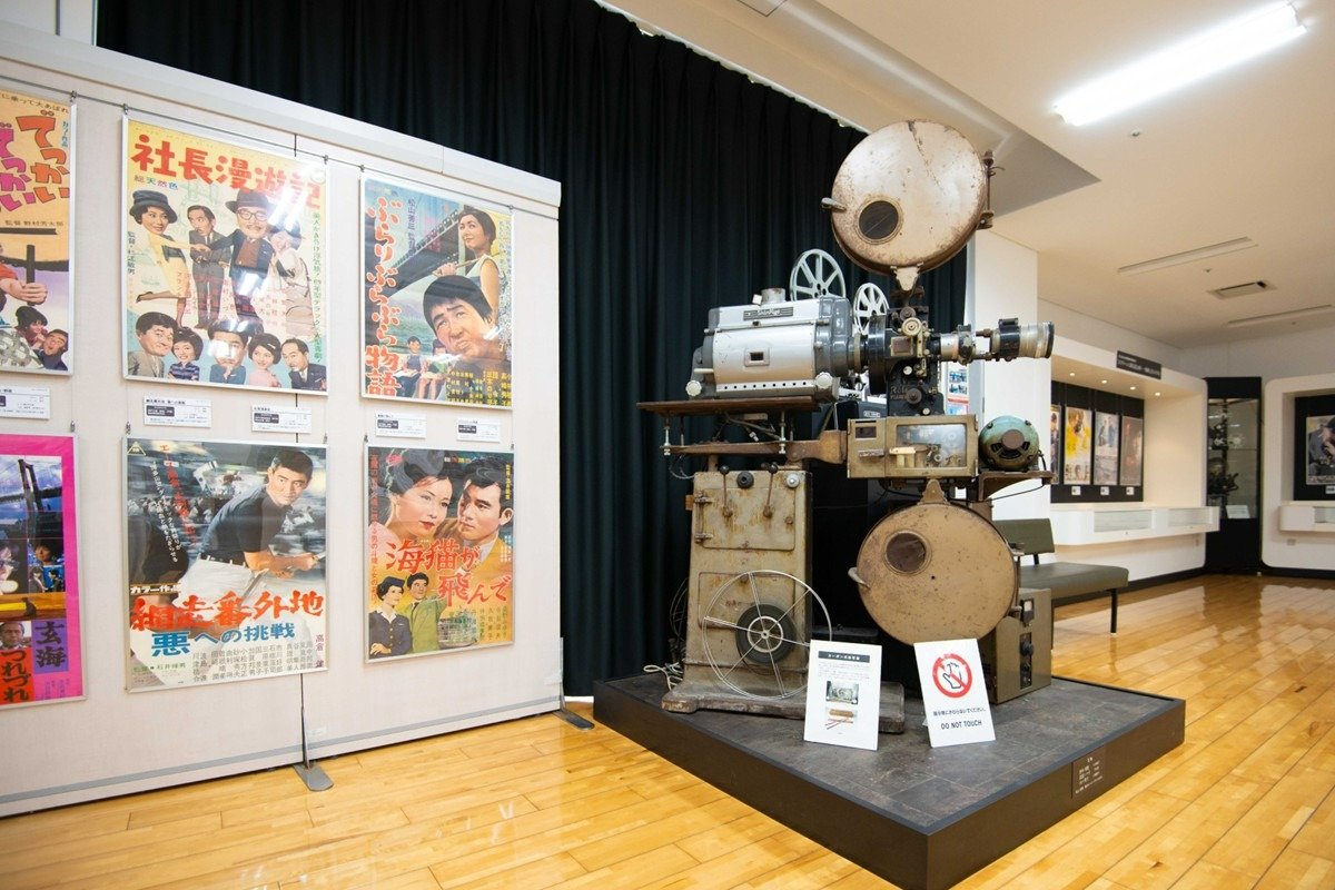 「松永文庫」では昭和30年代のカーボン式映写機も展示