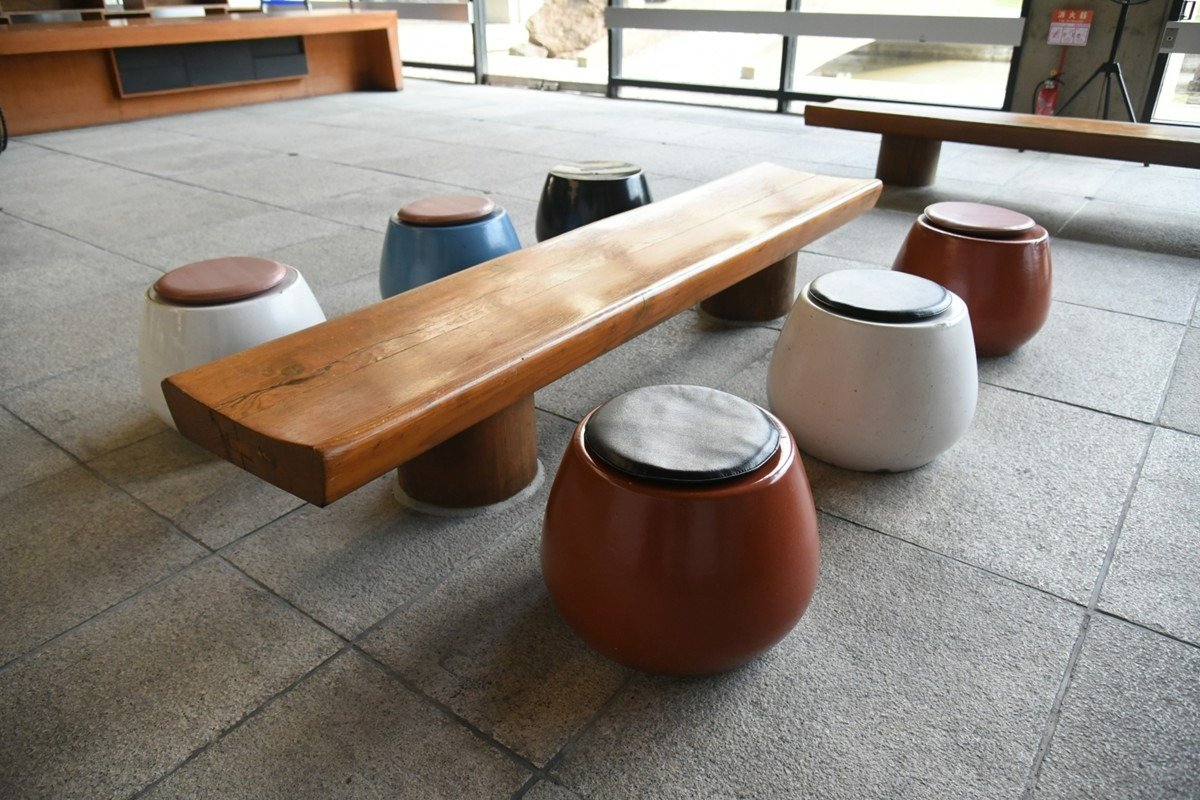 ロビーのベンチやスツールがアクセントに