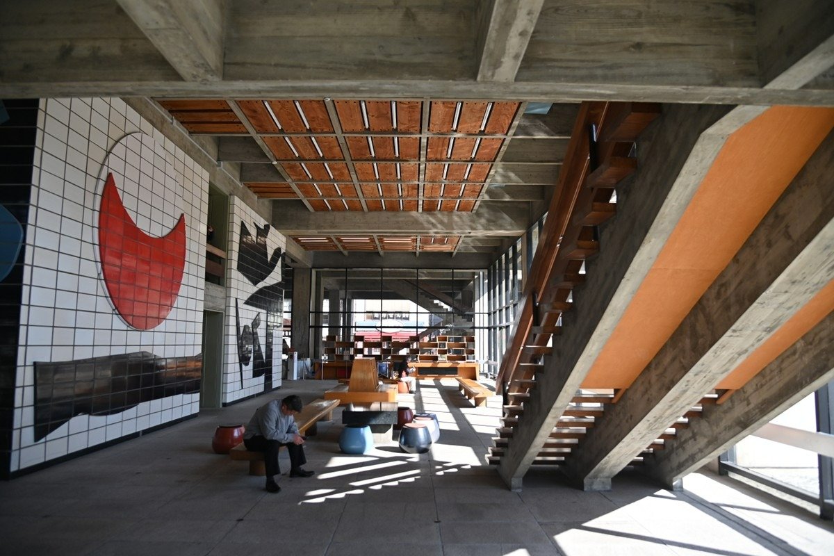 ロビーの壁画は猪熊弦一郎「和敬清寂（わけいせいじゃく）」