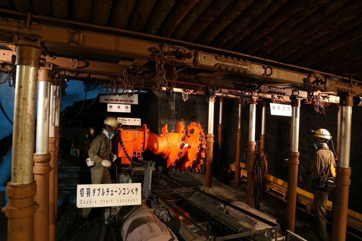 模擬坑道のなかには実際に使われた機械もある