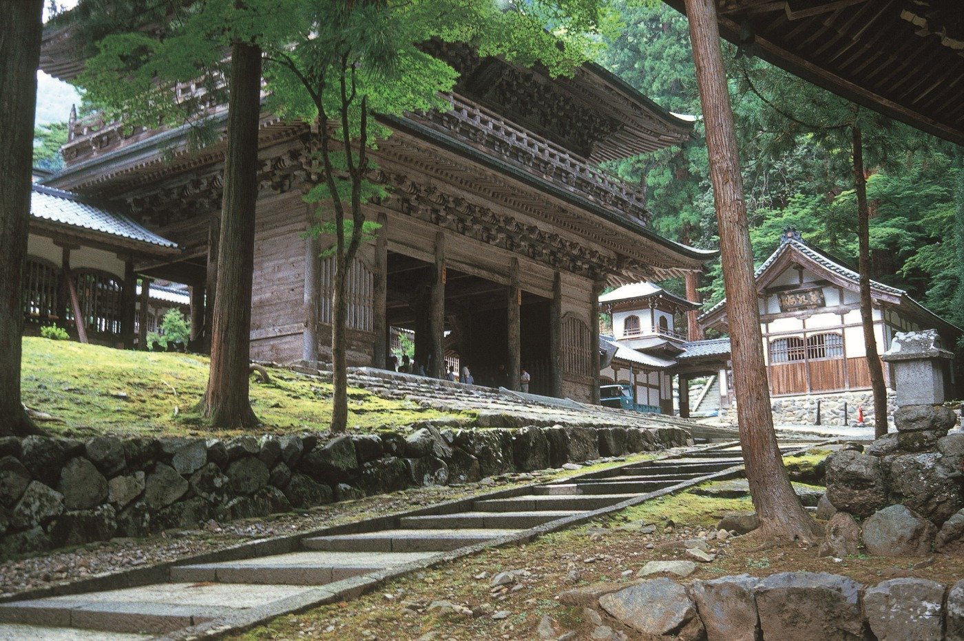 永平寺に現存する大伽藍のなかでは最古の建物である山門