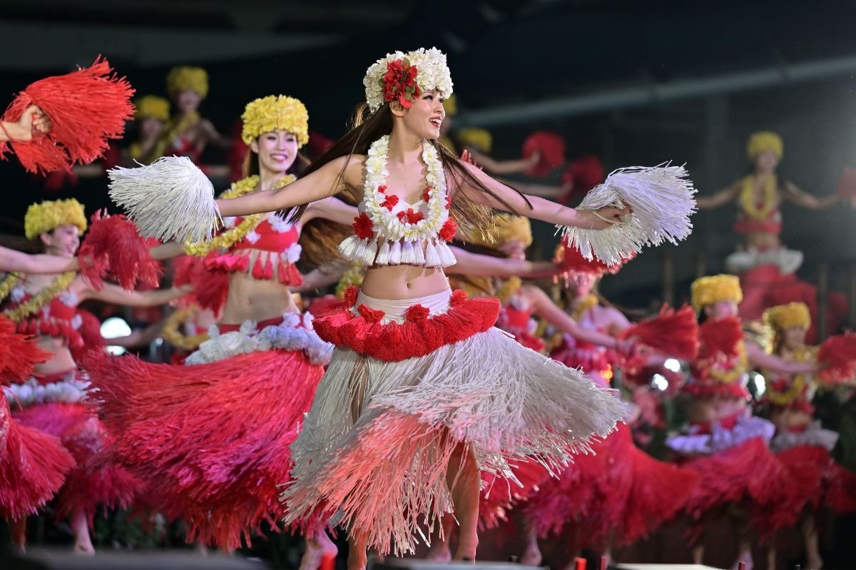 ポリネシアンショーのステージを彩るフラガールたち