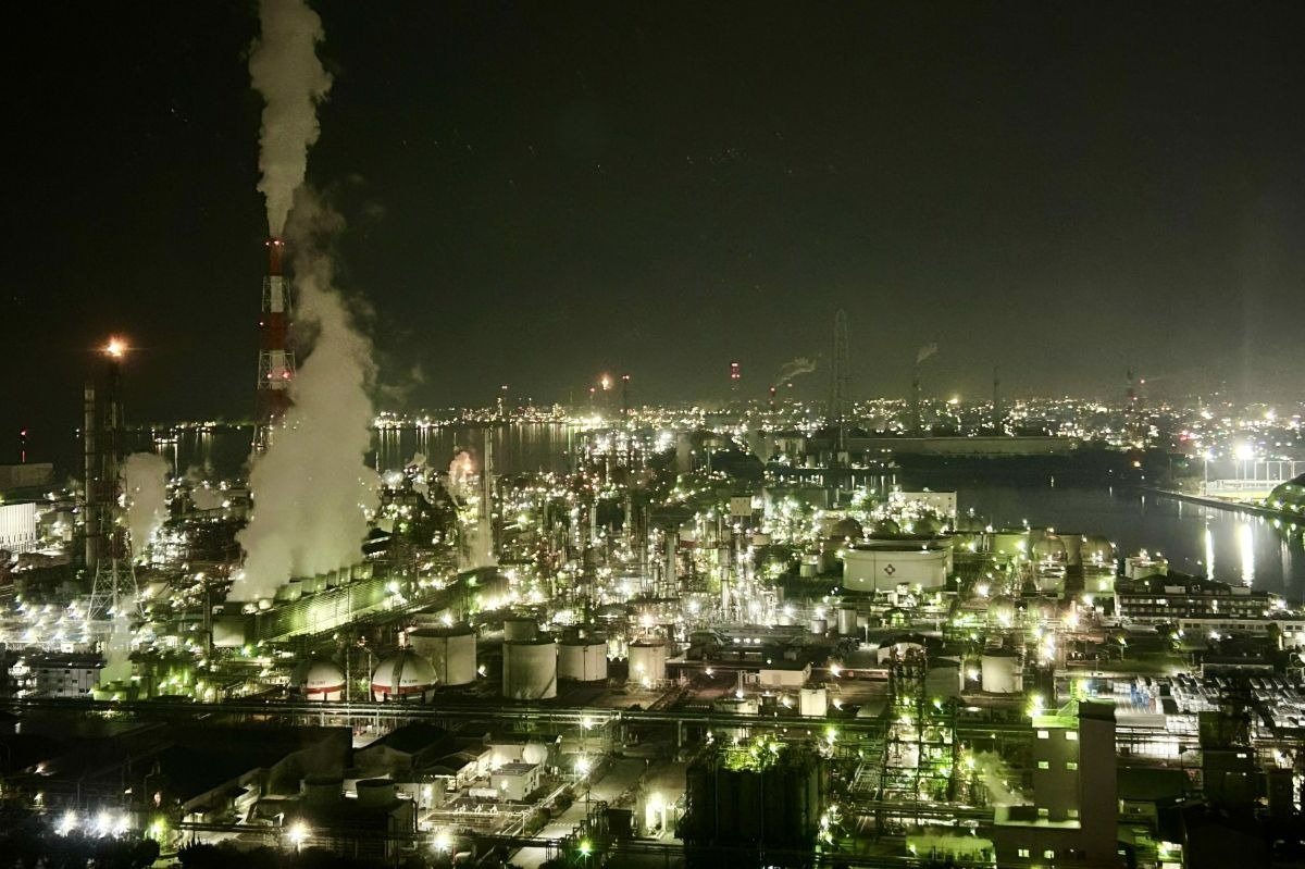 幻想的な夜のコンビナート