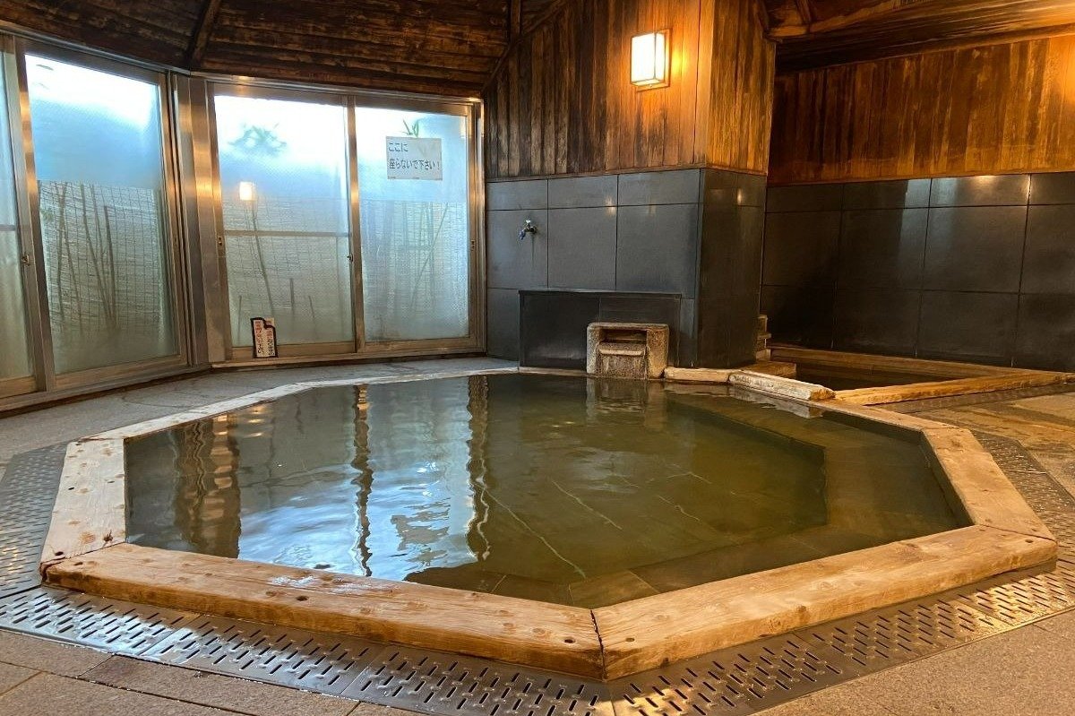 湯が熱いので、さっと浸かって湯船の周りで休む人が多い