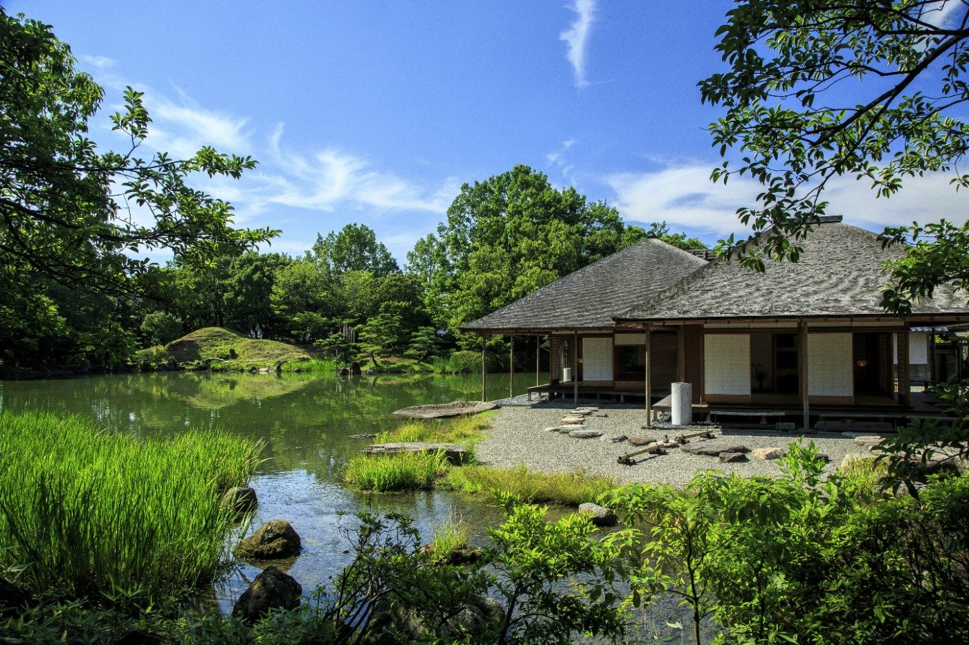 庭園と、往時の姿に忠実に復原された数寄屋（すきや）造りの建物