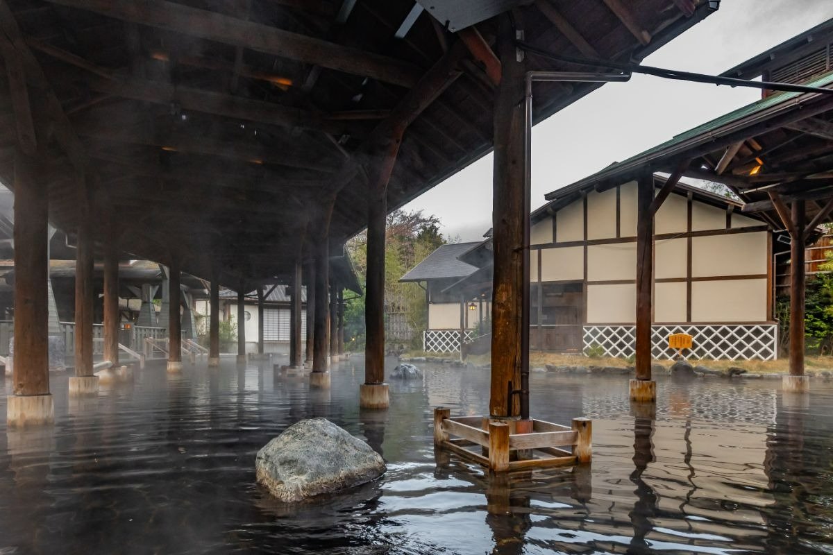 「江戸情話 与市」の浴槽面積は世界最大級の約1000平方メートル