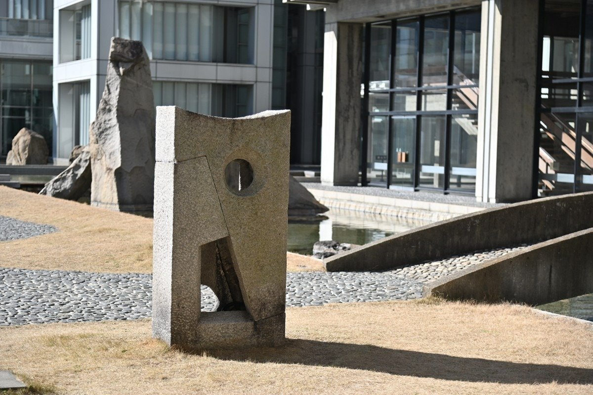 丹下健三研究室のデザインによる南庭の石灯籠